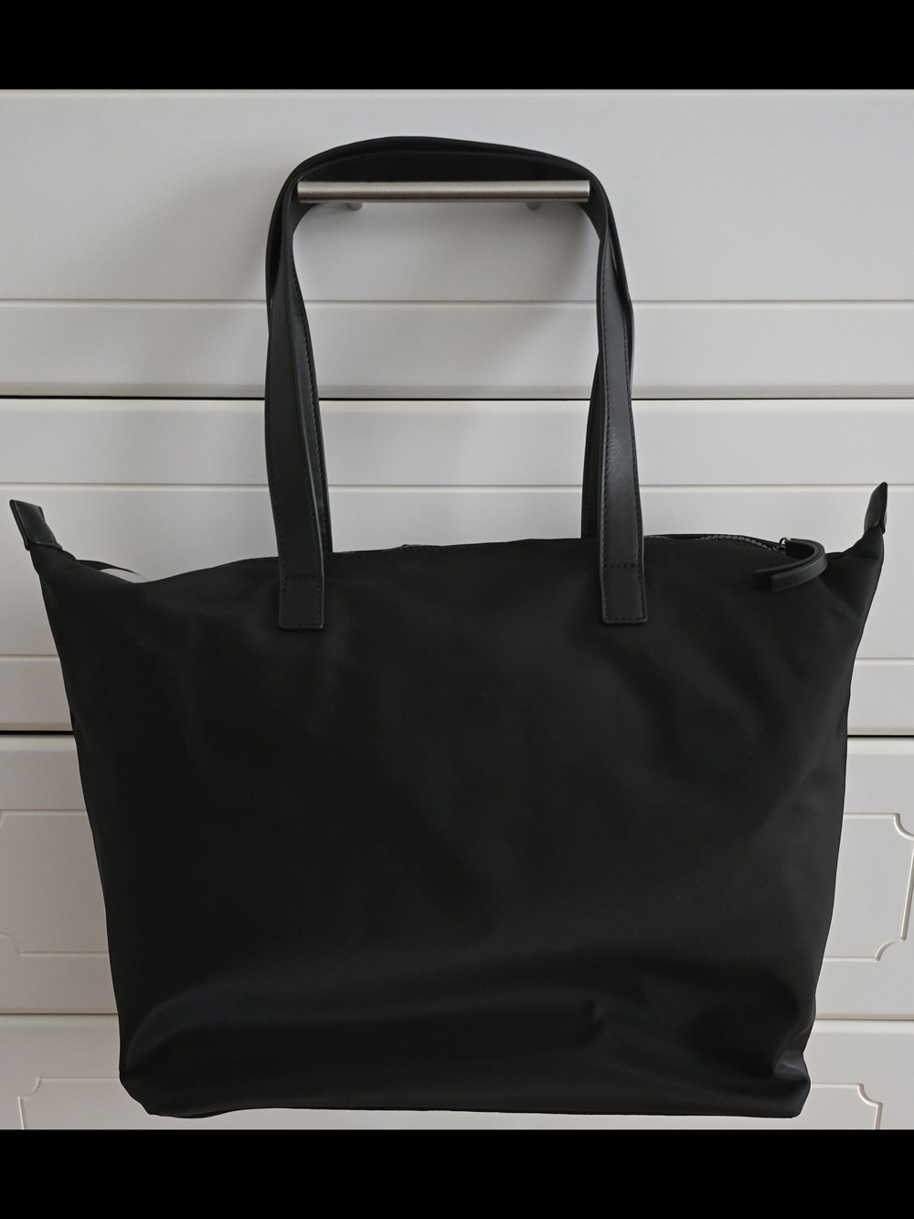 Tommy Hilfiger Skylar Tote Shoulder Bag with White Diagonal Logo Stripe - NWOT - Picture 2 of 6